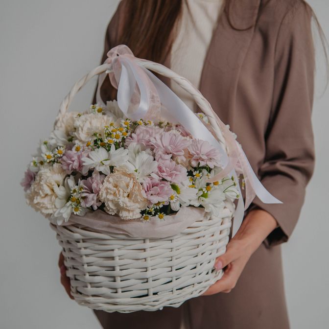 Корзина с ромашками