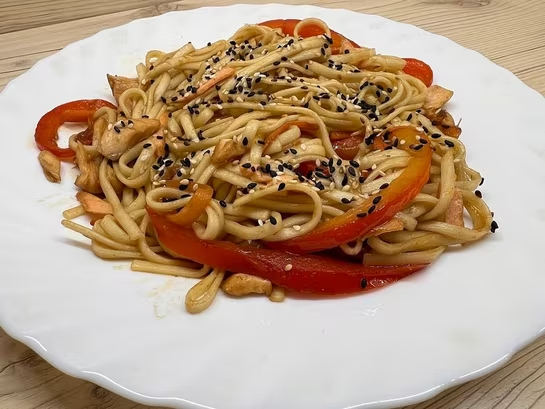 Лапша-WOK с лососем.