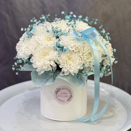 Букет из белых хризантем с голубой гипсофилой в коробочке (к2029)