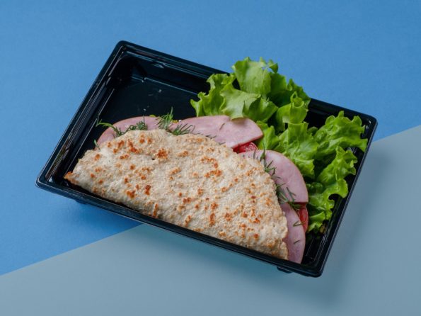 Овсяноблин с сыром, помидором и индейкой