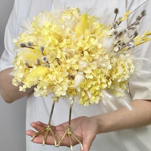 «Оперение»интерьерная композиция из сухоцветов гортензии,вербы,тростника и лагуруса