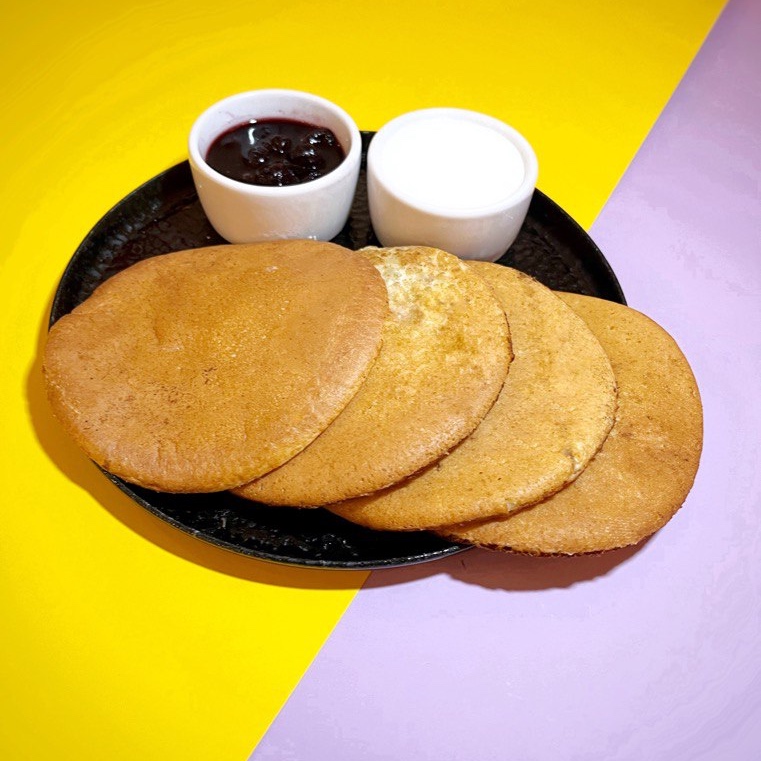 Панкейки с черникой