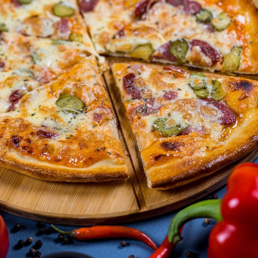 Пицца 30 см с говяж. колбасками и беконом