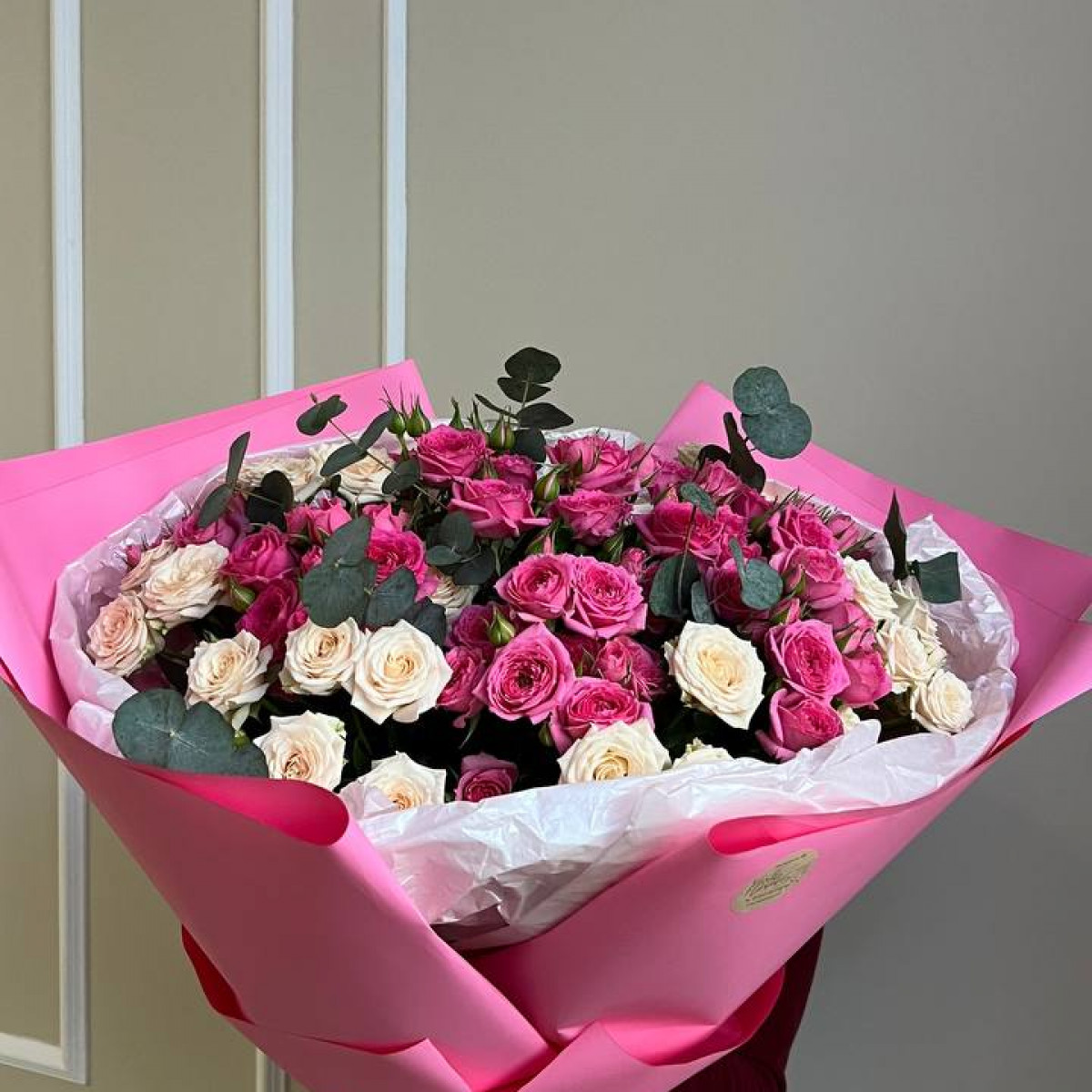 Моно букет из кустовых роз и эвкалипта (предзаказ)