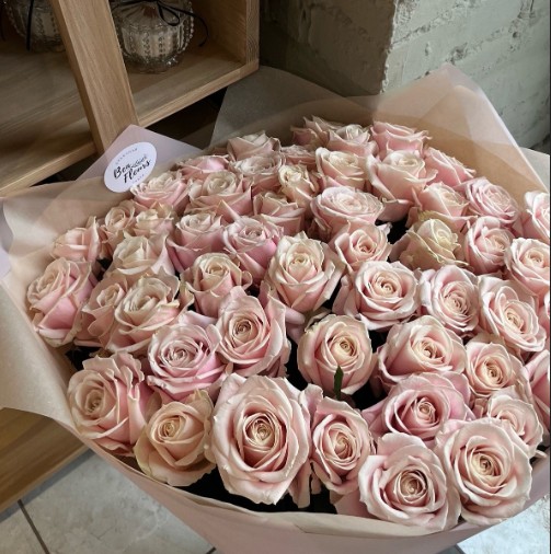 51 роза в упаковке