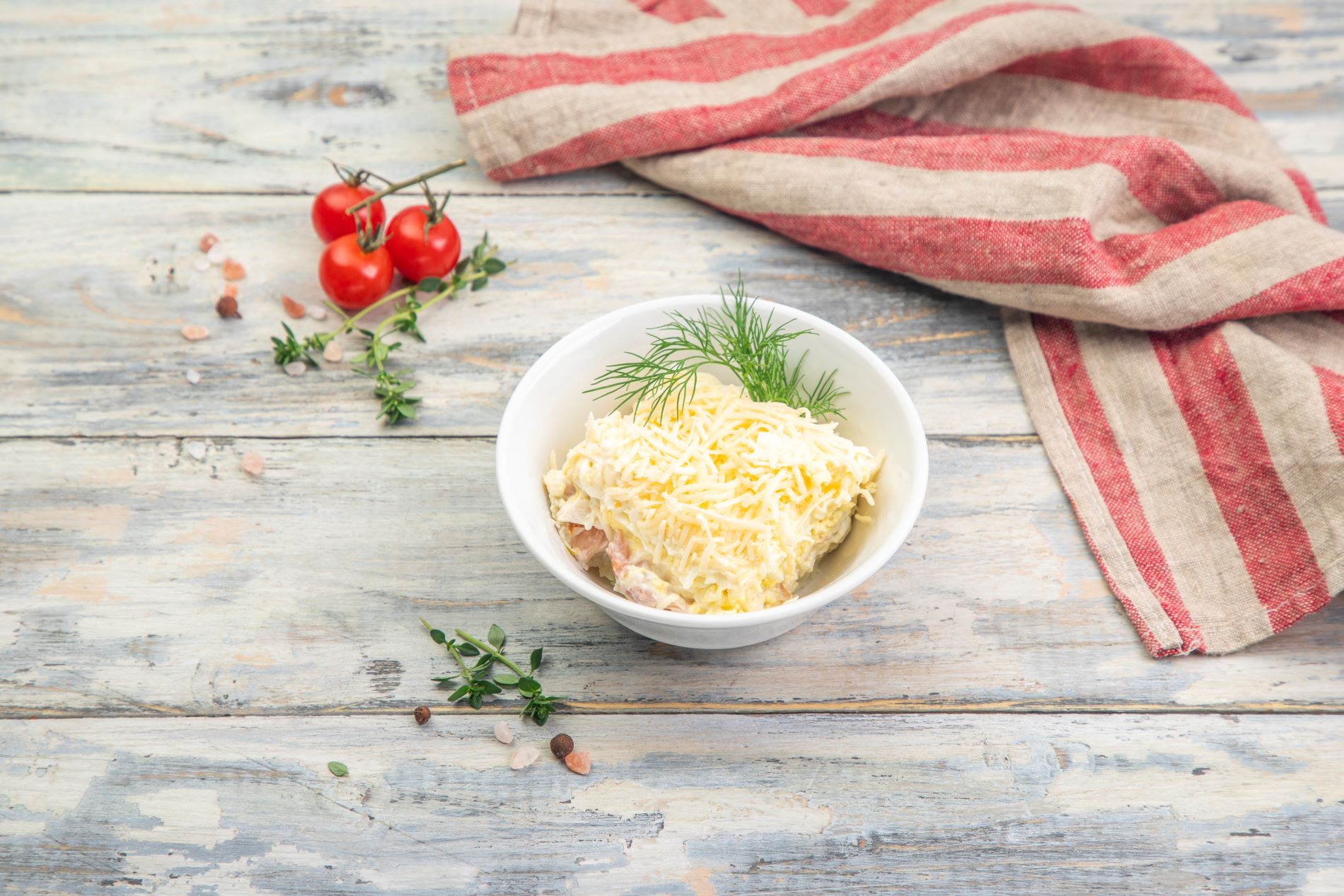 С копченой курицей и соленым огурцом