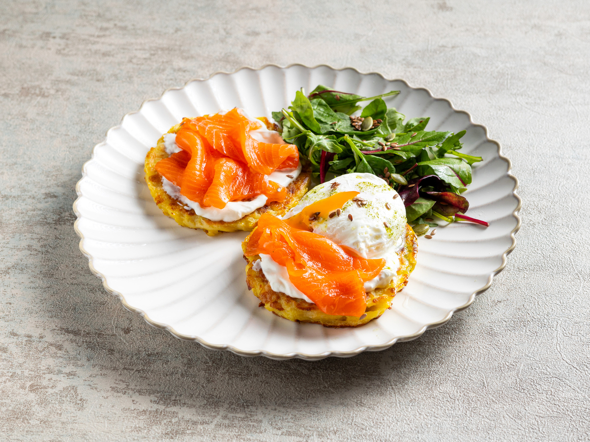 Картофельные драники с яйцом пашот и лососем