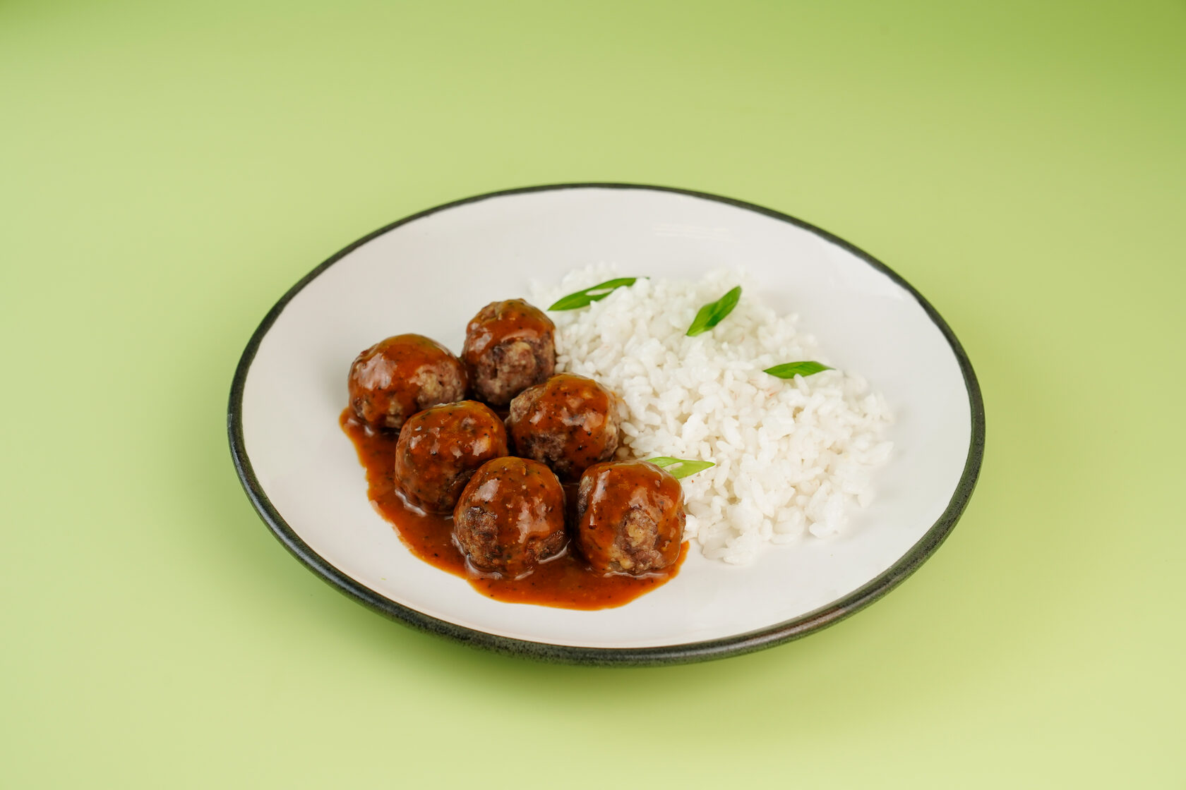 Фрикадельки мясные с рисом и соусом