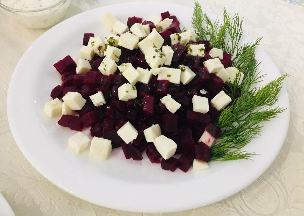 Салат из печеной свеклы с греческим сыро