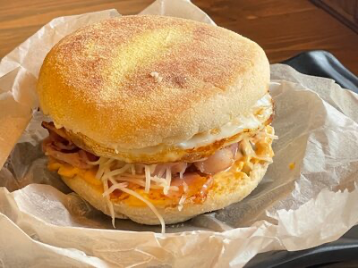 Маффин с яйцом и беконом