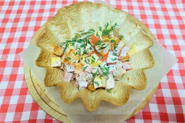 Салат с курицей, сыром и сухариками