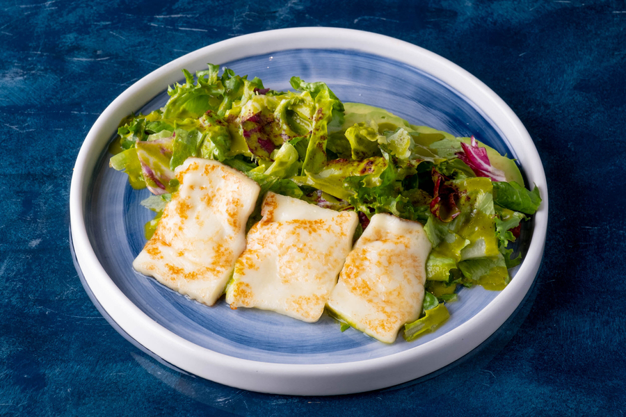 Салат с жареным сыром халуми