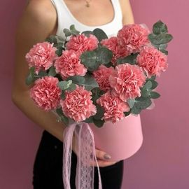 Розовые диантусы в коробке