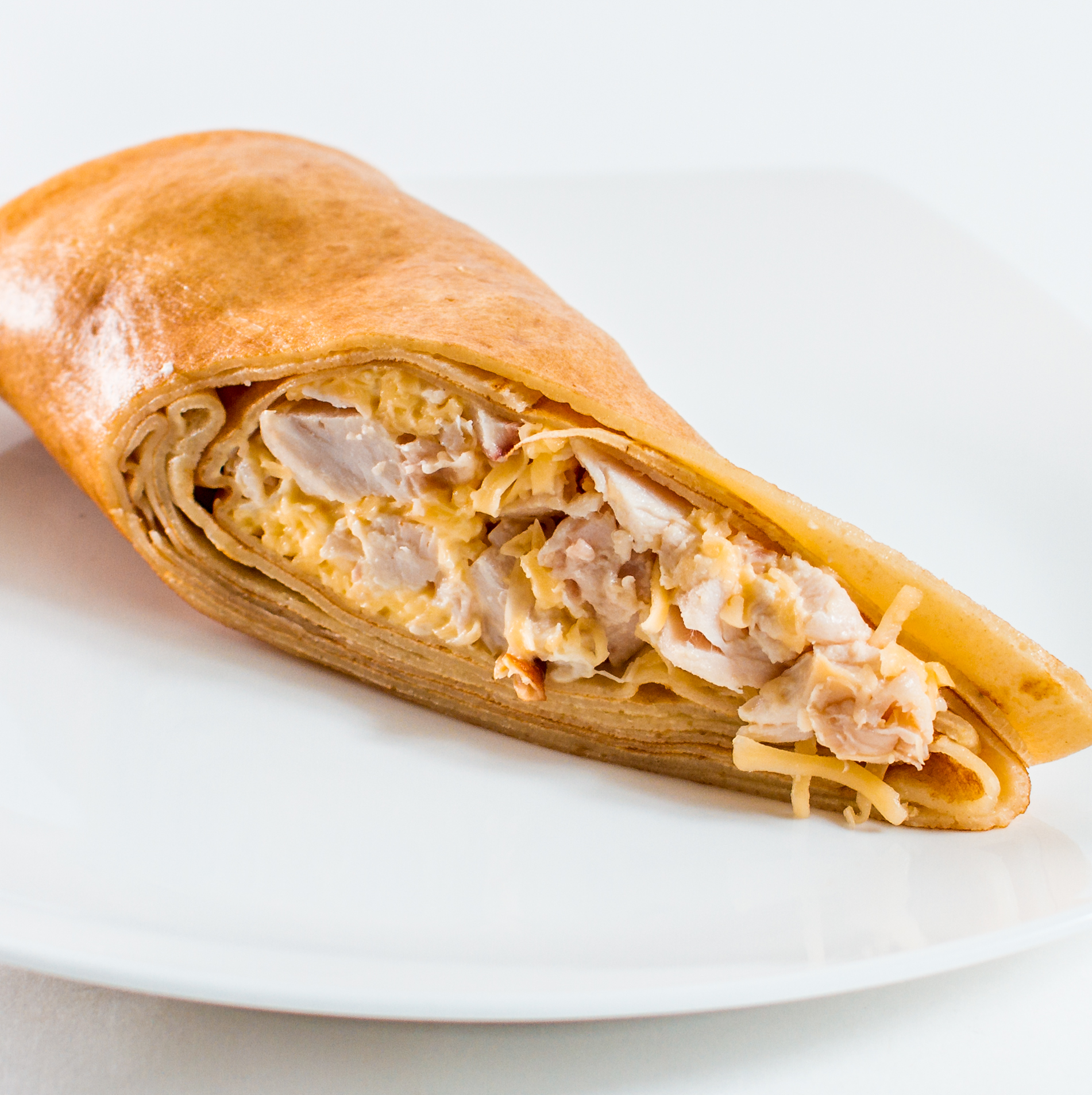 Блинчик с копченой грудкой, сыром и майонезом