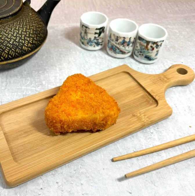 Жареный онигири лосось, угорь