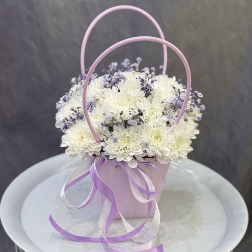 Букет из хризантем и гипсофилы в сумочке (к2033)