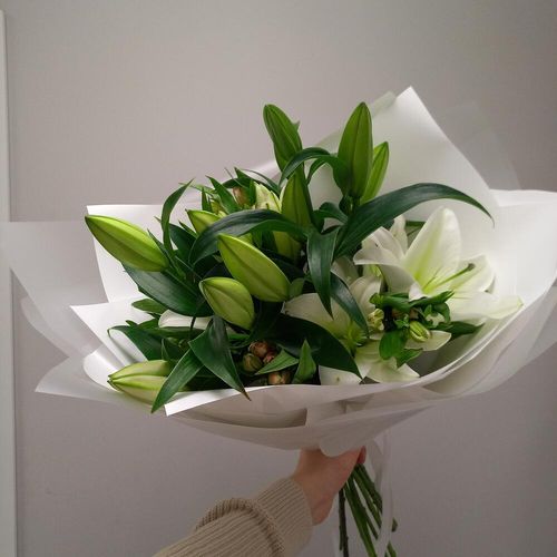 Букет белых лилий и альстрамерий