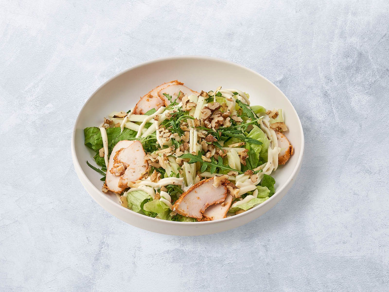 Салат с куриным филе, яблоком и орехом.