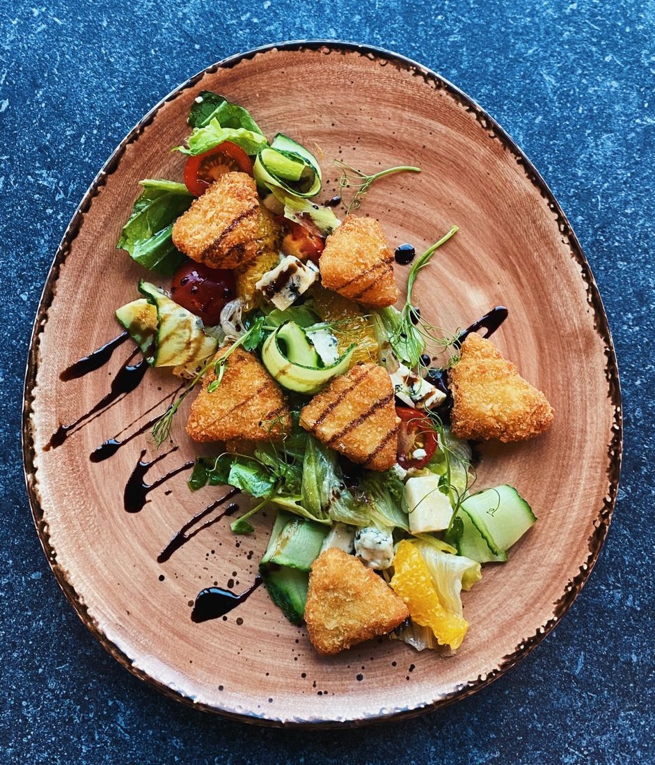 Салат с апельсином и жареным сыром