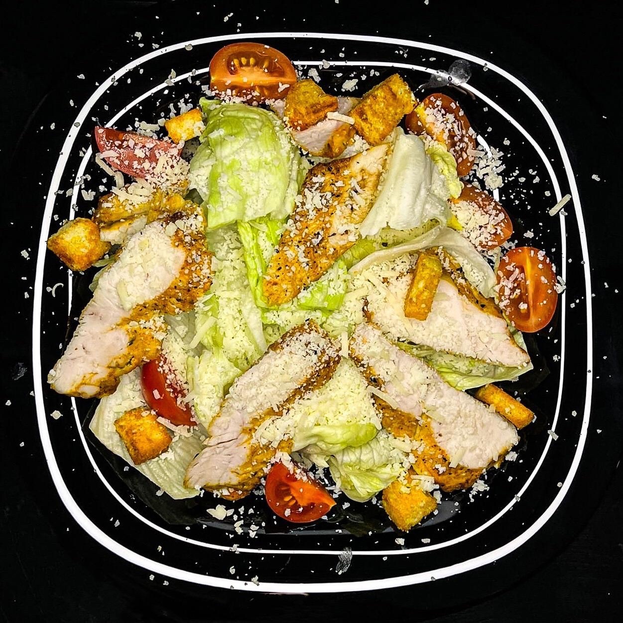 Цезарь с курицей салат