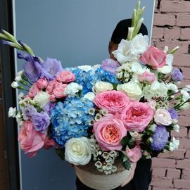 Корзина с гортензиями и розами