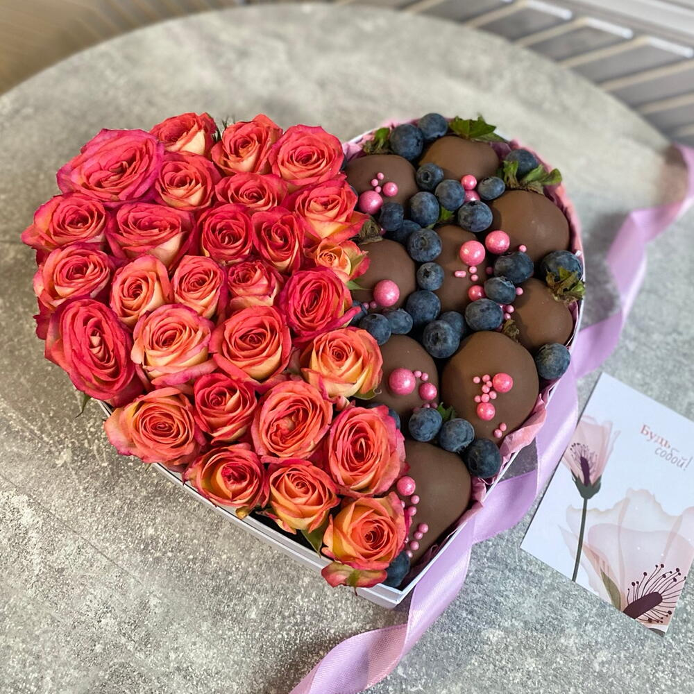 Клубника в шоколаде с розами и голубикой