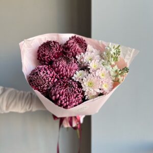 Букет из роскошных хризантем и маттиолы