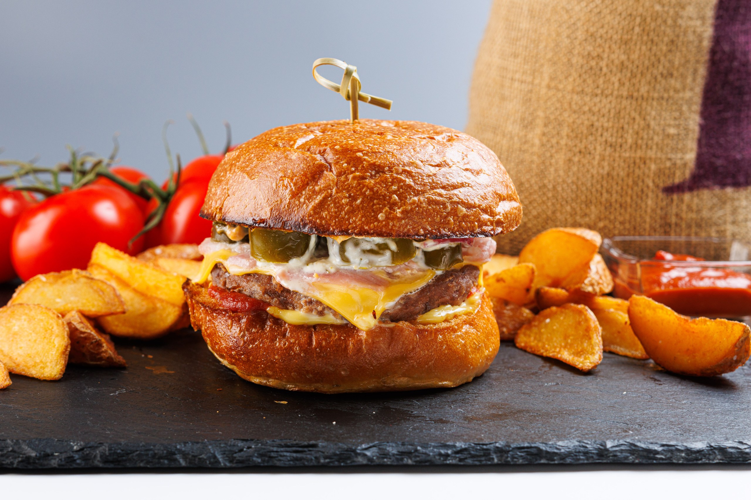 Биф Бургер с беконом и халапеньо