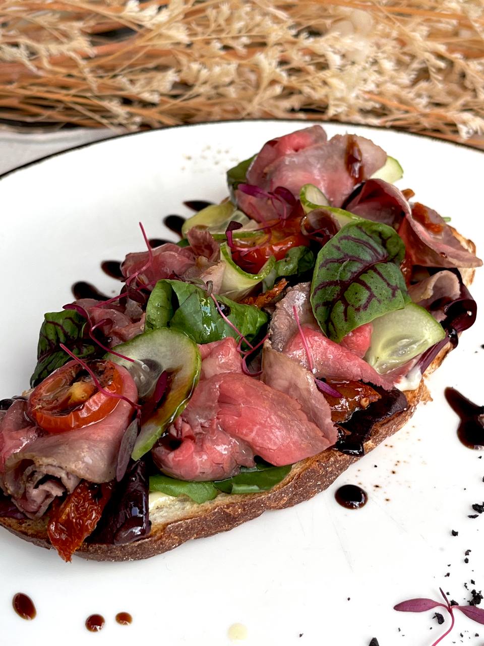 Брускетта с ростбифом