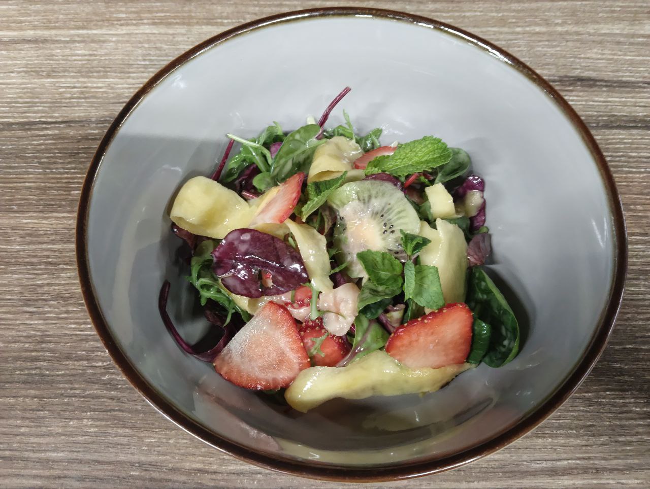 Салат от Шефа с семгой, дор-блю и манго