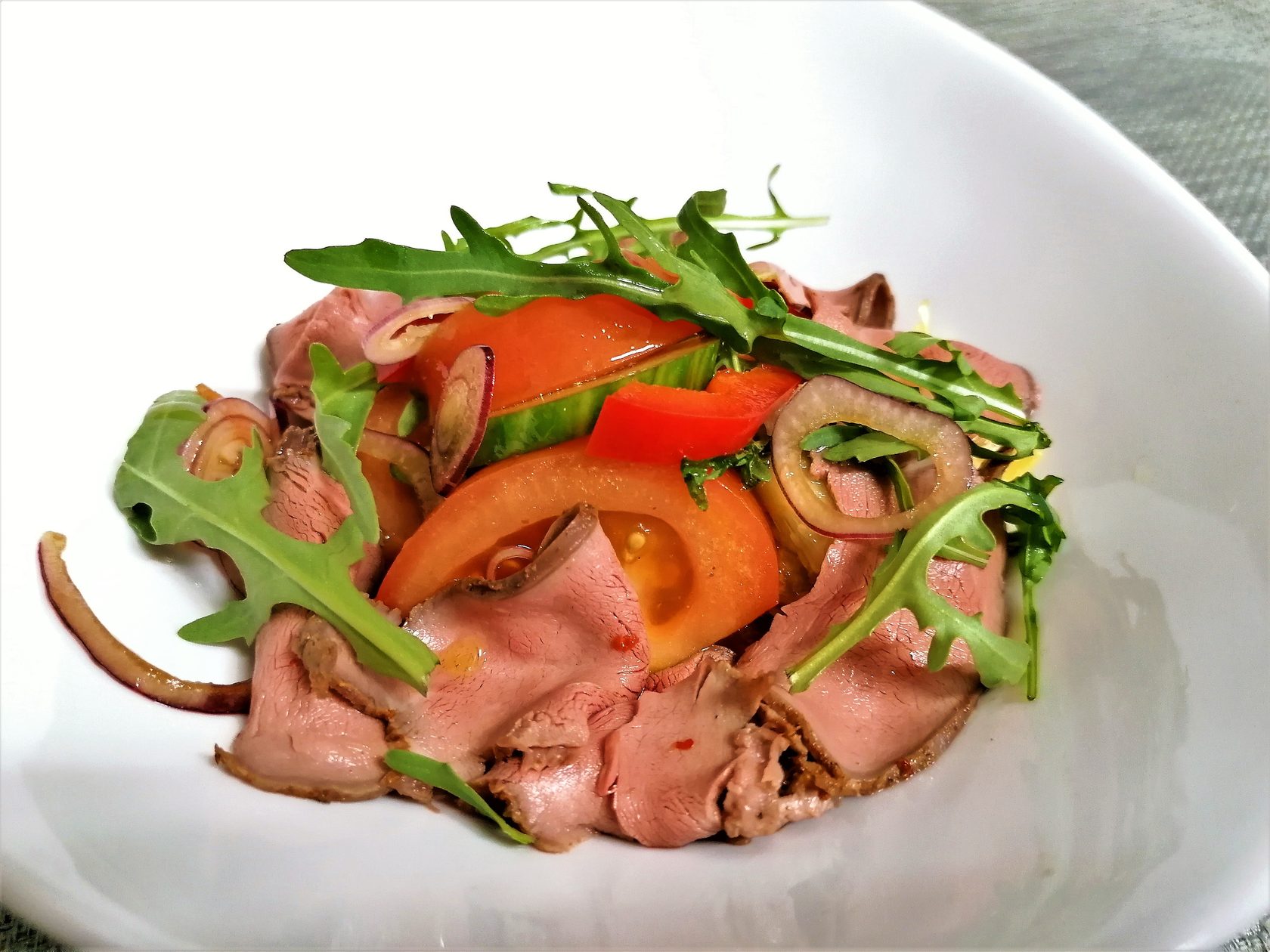 Салат с ростбифом и овощами