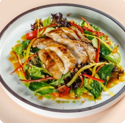 Салат с цыпленком на гриле и овощным дрессингом