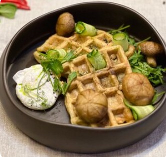 Вафли из кабачка с яйцом пашот и грибами