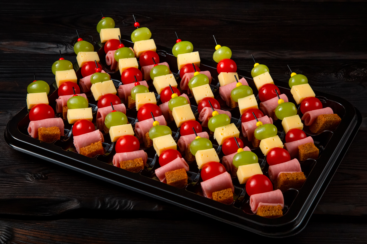 На 4-6 персон канапе с ветчиной и сыром мини