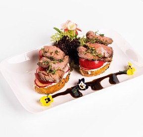 Брускетта с ростбифом