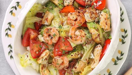 Шеф-салат с морепродуктами и овощами гриль