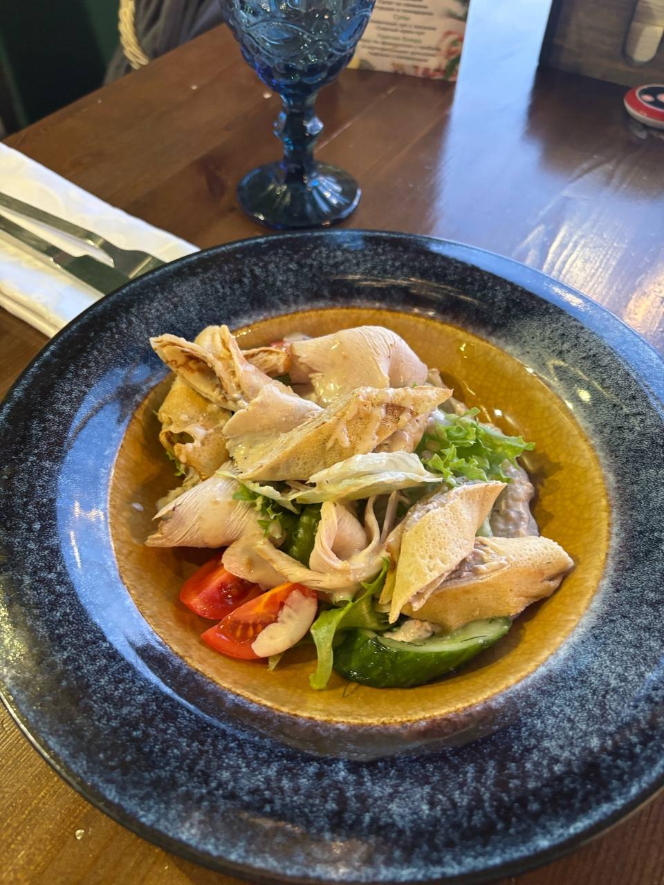 Салат с блинами и ростбифом из индейки