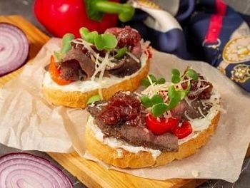 Брускетты с ростбифом
