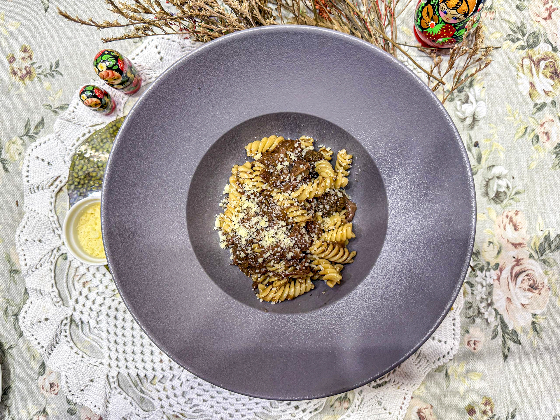 Макароны "по-флотски" с телячьими щёчками и сморчками