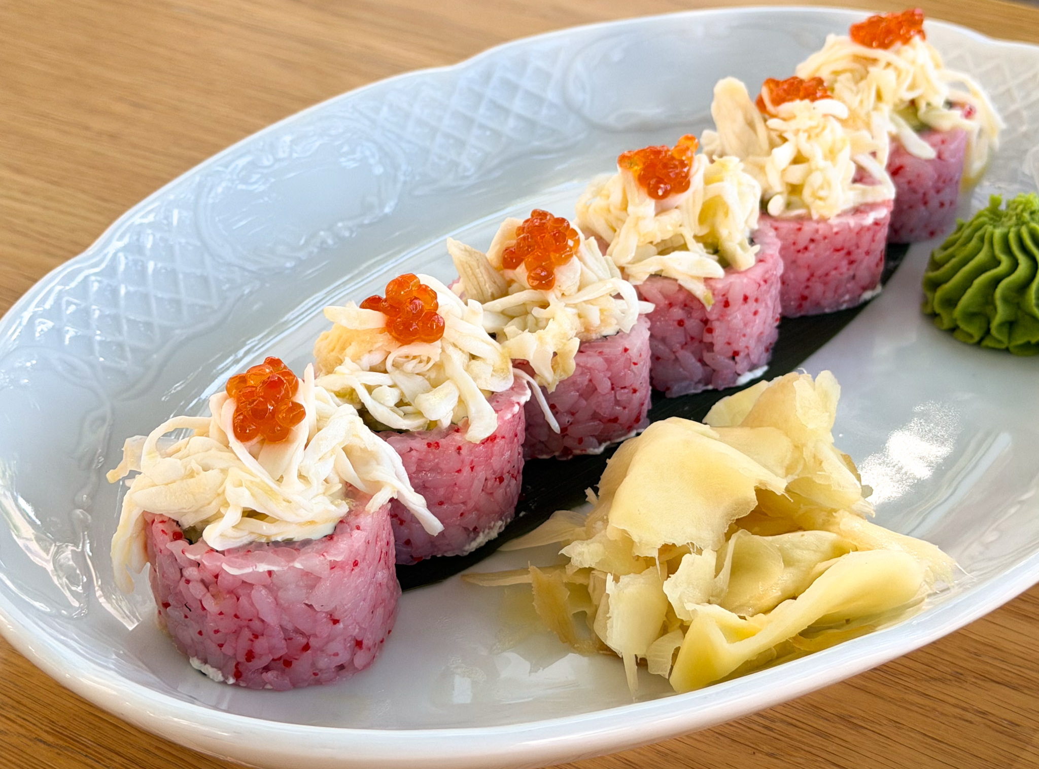 Ролл с камчатским крабом и красной икрой