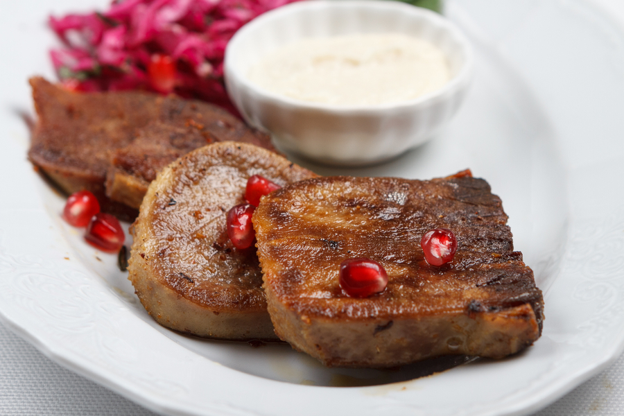 Говяжий язык на гриле с гурийской капустой и цицмати