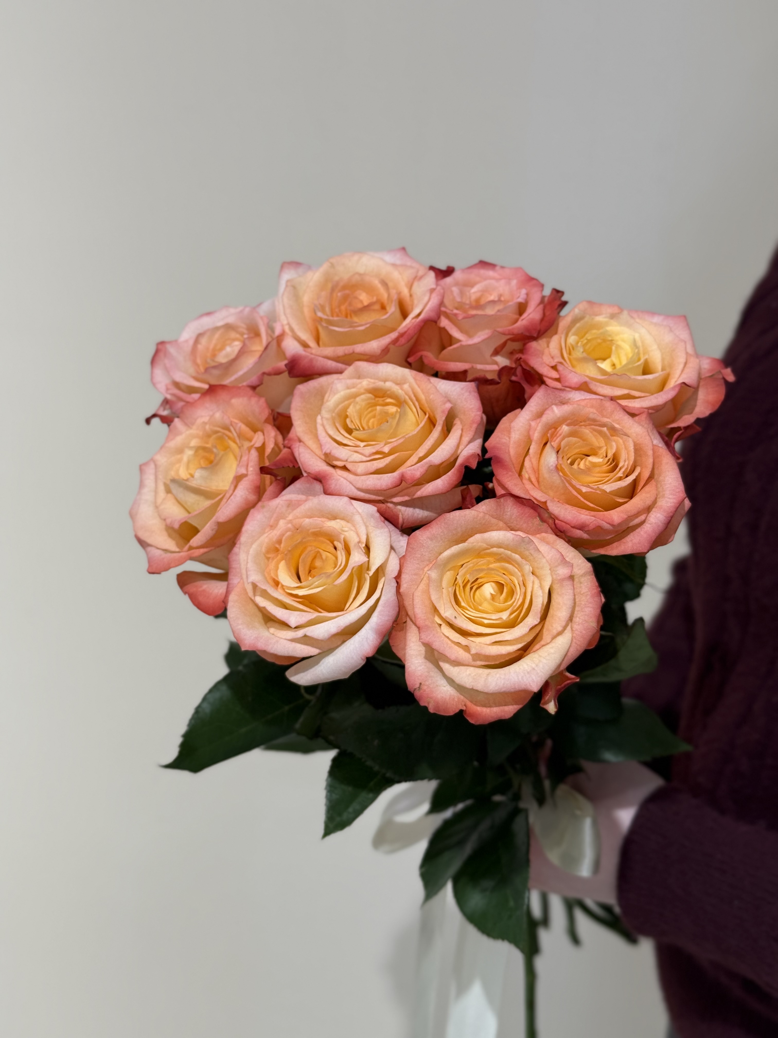 9 персиковых роз Кабарет под ленту