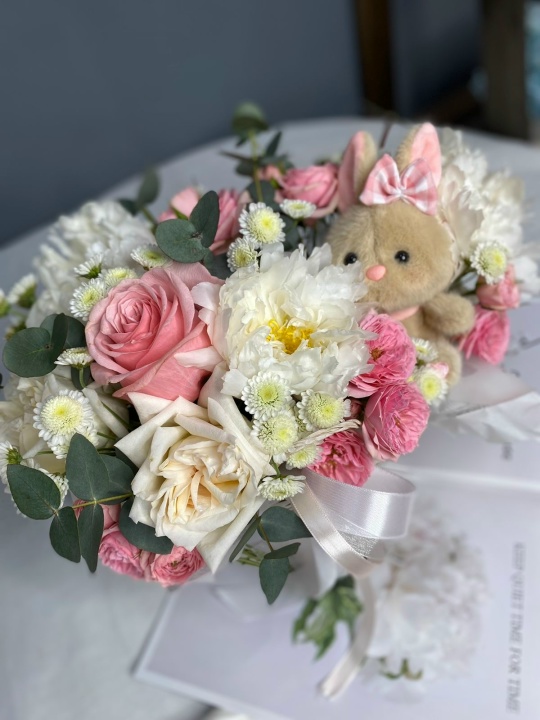 Корзиночка с пионовидными розами,пионами и милым плюшевым зайкой