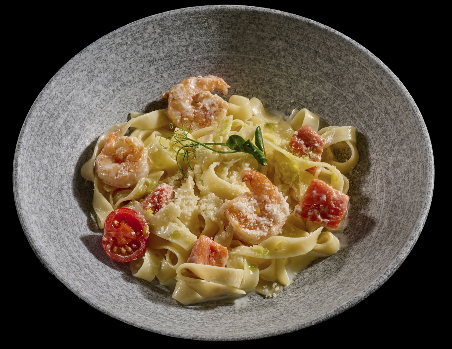 Феттучине с лососем и креветками