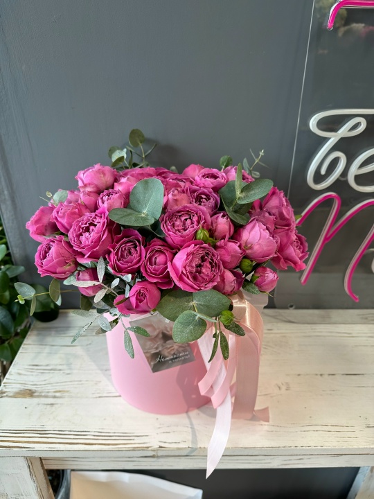 Шикарная композиция с кустовой пионовидной розой в коробочке