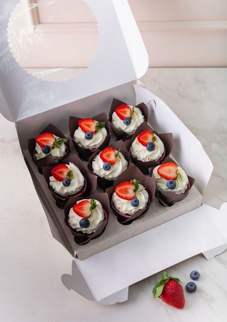 Капкейки с ягодами из 9 шт