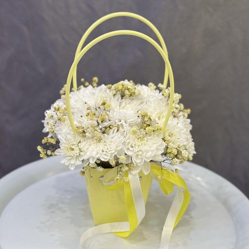 Букетик из хризантем и гипсофилы в сумочке (к2034)