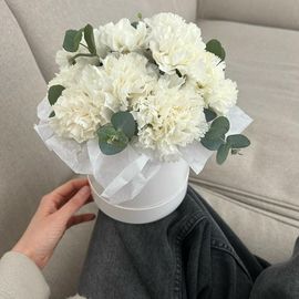 Белые диантусы в шляпной коробке