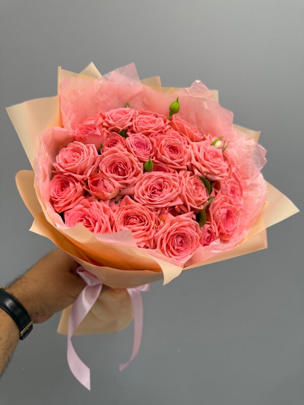 Букет из 9 розовых кустовых роз в упаковке