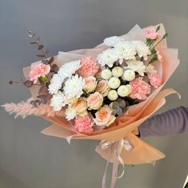 Букет с куст хризантемой, розой и сухоцветами